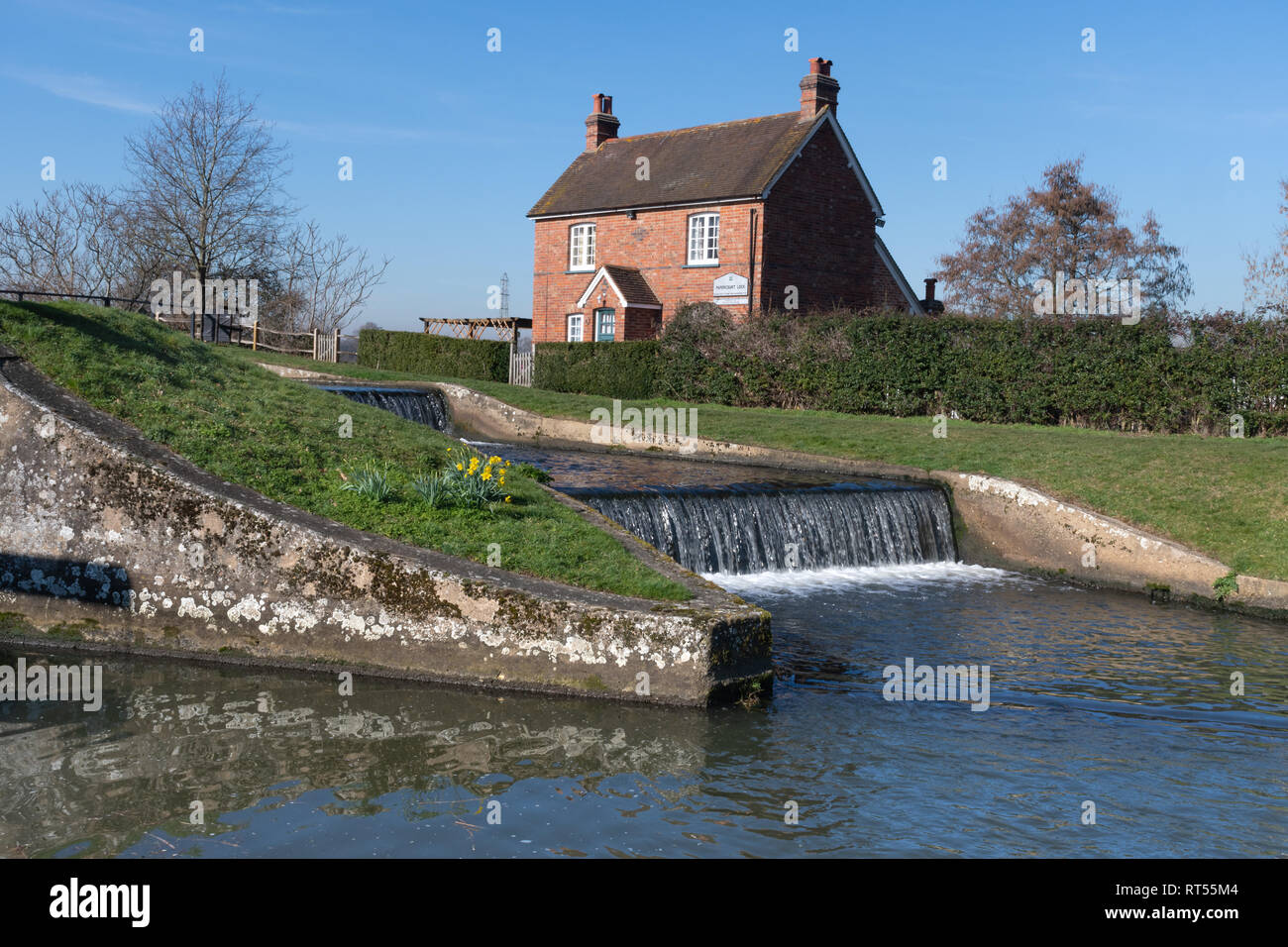 Papercourt Lock und lock keepers Cottage am malerischen Fluss Wey Navigation in Surrey, UK, an einem sonnigen Tag Stockfoto