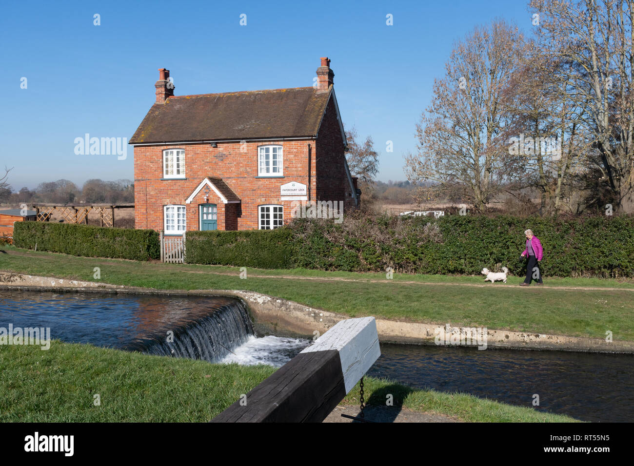 Papercourt Lock und lock keepers Cottage am malerischen Fluss Wey Navigation in Surrey, UK, an einem sonnigen Tag Stockfoto
