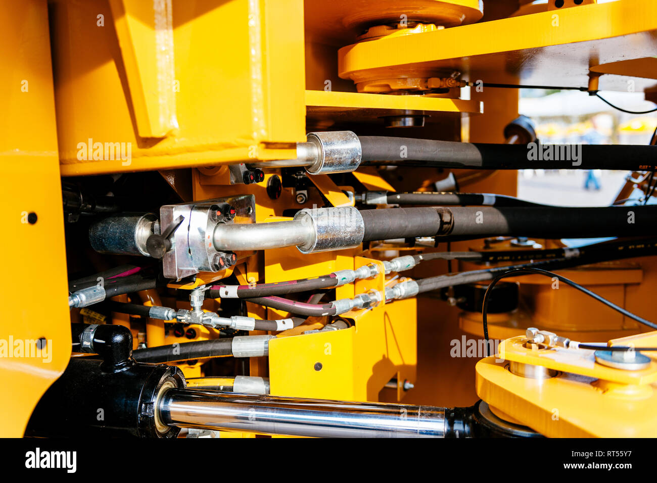 Rohre und Schläuche des Hydrauliksystems eines modernen Bagger Traktor ...