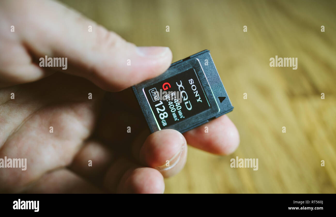 PARIS, Frankreich, 26.MÄRZ 2017: Mann hält Neue XQD Daten Speicherkarte von Sony 128 GB XQD Serie G Speicherkarte in Nikon und Sony video foto Produkte für die Speicherung von Inhalten verwendet werden Stockfoto