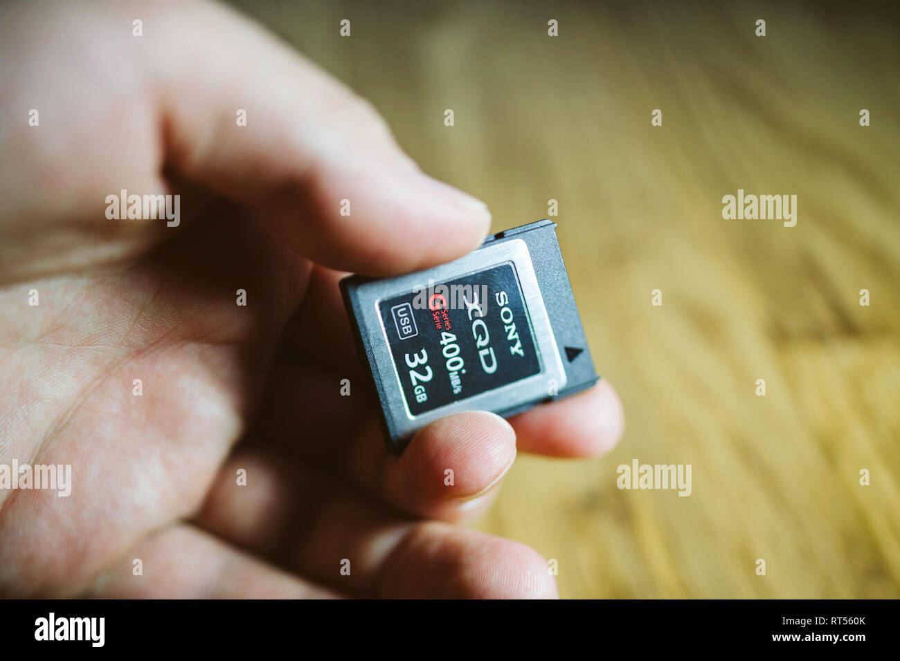 PARIS, Frankreich, 26.MÄRZ 2017: Mann hält Neue XQD Daten Speicherkarte von Sony 128 GB XQD Serie G Speicherkarte in Nikon und Sony video foto Produkte für die Speicherung von Inhalten verwendet werden Stockfoto
