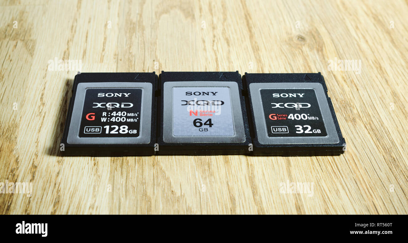 PARIS, Frankreich, 26.MÄRZ 2017: Drei Generation von XQD Daten Speicherkarte von Sony, Nikon und Sony video foto Produkte für die Speicherung von Inhalten verwendet werden Stockfoto