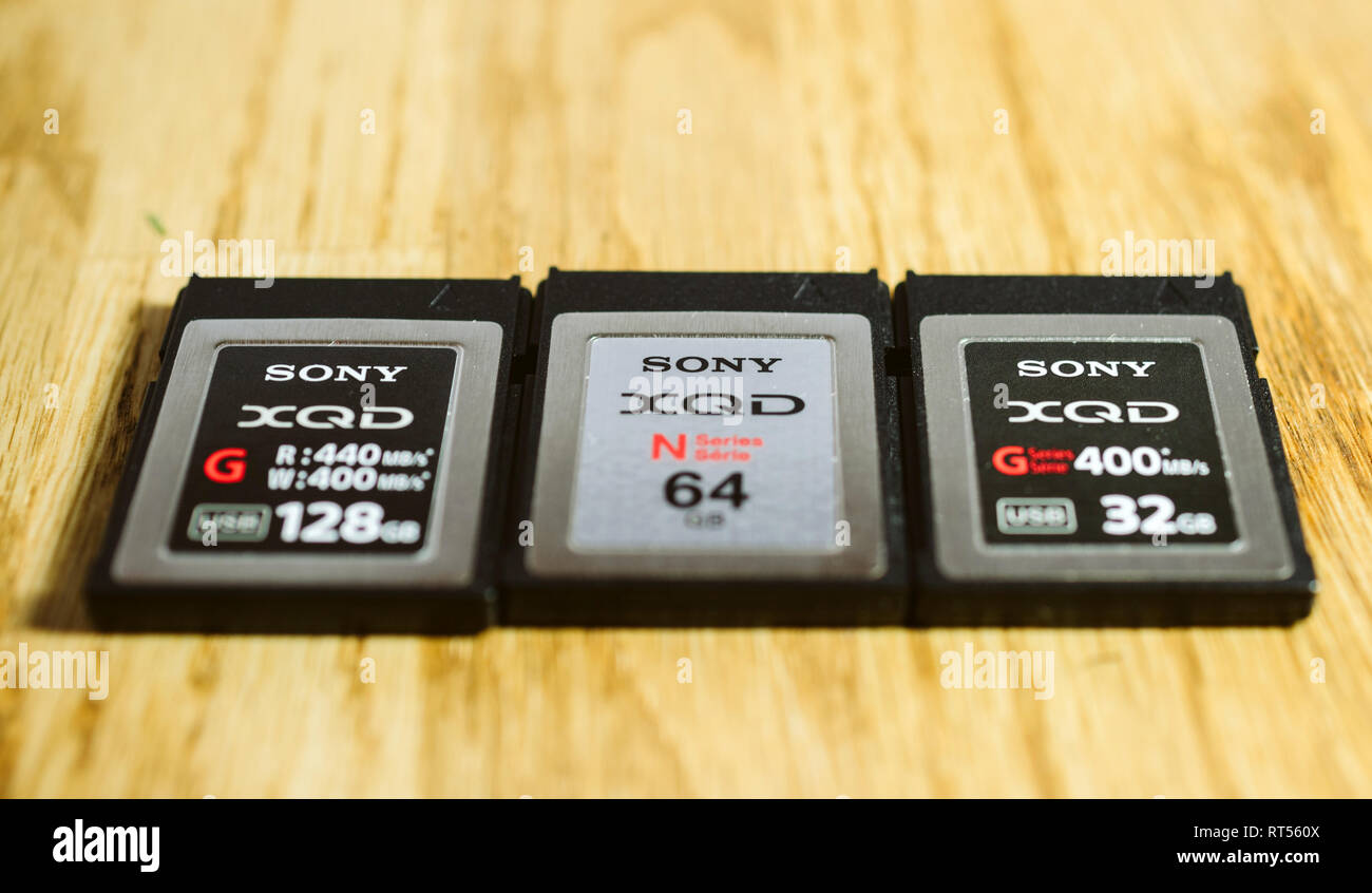 PARIS, Frankreich, 26.MÄRZ 2017: Drei Generationen von Sony XQD M, G, G2-Speicherkarte von Sony, Nikon und Sony video foto Produkte für die Speicherung von Inhalten verwendet werden Stockfoto