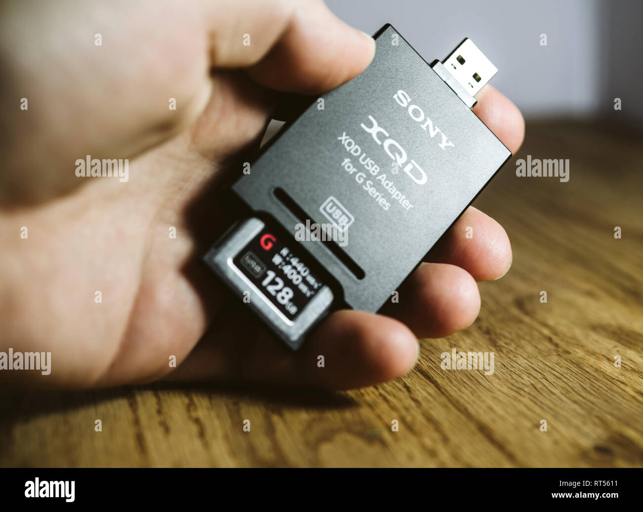 PARIS, Frankreich, 26.MÄRZ 2017: Mann hält Neue XQD Data Memory Card Reader von Sony, Nikon und Sony video foto Produkte für die Speicherung von Inhalten in USB-XQD Card Reader verwendet werden Stockfoto