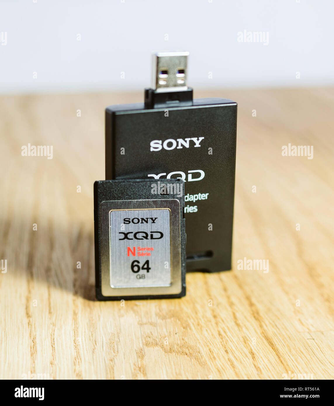 PARIS, Frankreich, 26.MÄRZ 2017: Neue XQD Daten Speicher Karte und Lesegerät von Sony, Nikon und Sony video foto Produkte für die Speicherung von Inhalten verwendet werden Stockfoto