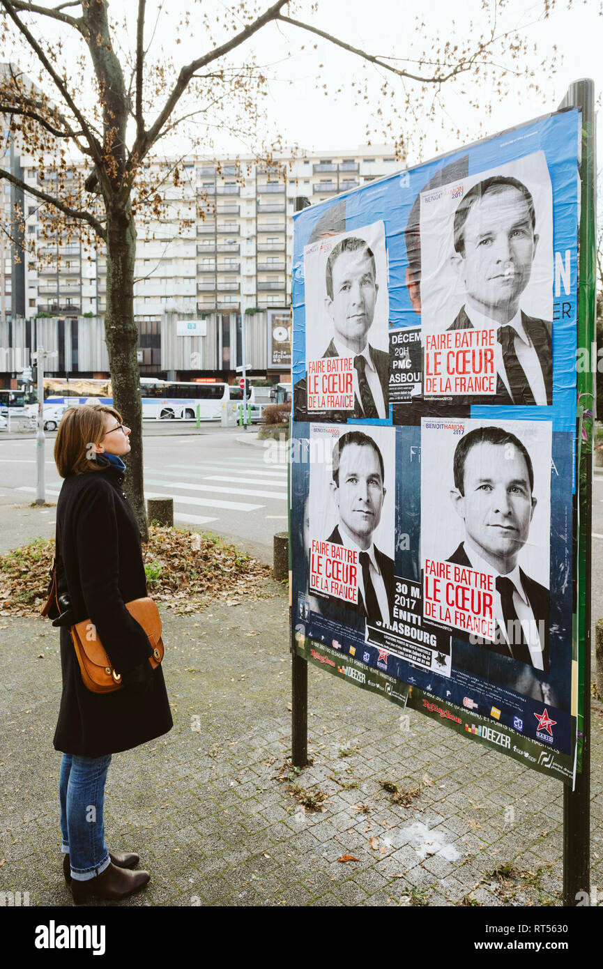Straßburg, Frankreich - Dez 9, 2016: Junge französische Frau bewundern die Wahlen Poster von Benoit Hamon Kandidat für die Präsidentschaft in Frankreich Stockfoto