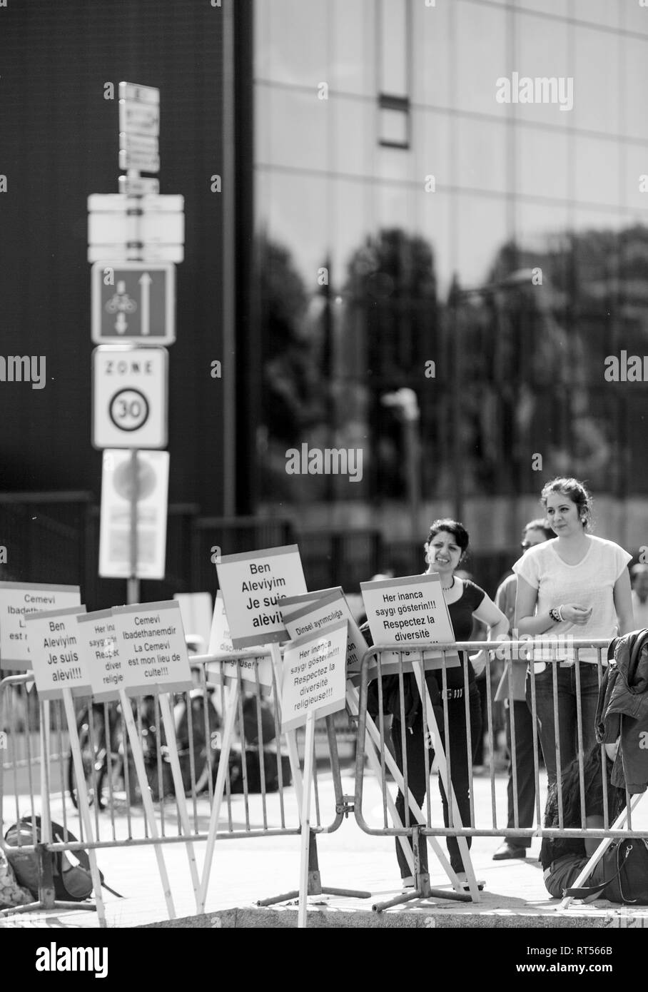 Straßburg, Frankreich - Jun 3, 2015: die Menschen protestieren auf Europäischer Gerichtshof für Menschenrechte EMRK während der Großen Kammer Anhörung konz Ablehnung der türkischen Aleviten, die staatliche Deckung der Unkosten des cemevis Stockfoto