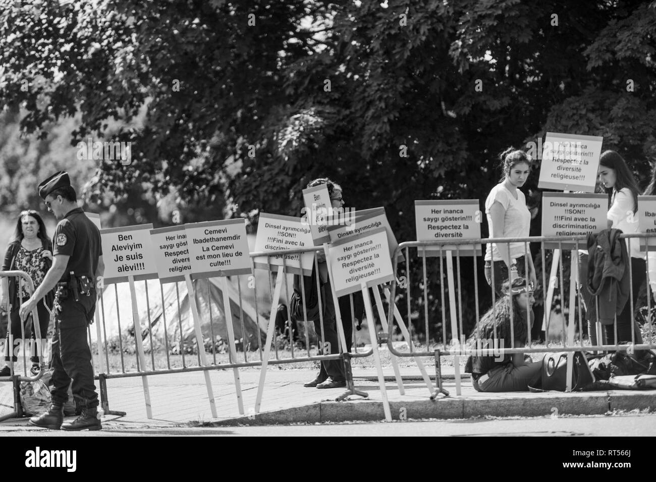 Straßburg, Frankreich - Jun 3, 2015: die Menschen protestieren auf Europäischer Gerichtshof für Menschenrechte EMRK während der Großen Kammer Anhörung konz Ablehnung der türkischen Aleviten, die staatliche Deckung der Unkosten des cemevis Stockfoto