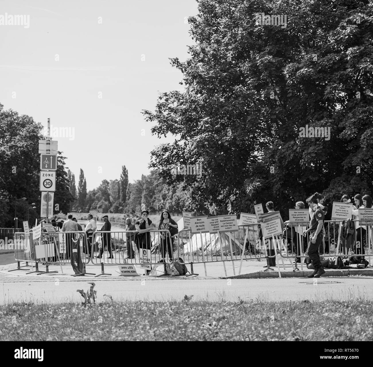 Straßburg, Frankreich - Jun 3, 2015: die Menschen protestieren auf Europäischer Gerichtshof für Menschenrechte EMRK während der Großen Kammer Anhörung konz Ablehnung der türkischen Aleviten, die staatliche Deckung der Unkosten des cemevis Stockfoto