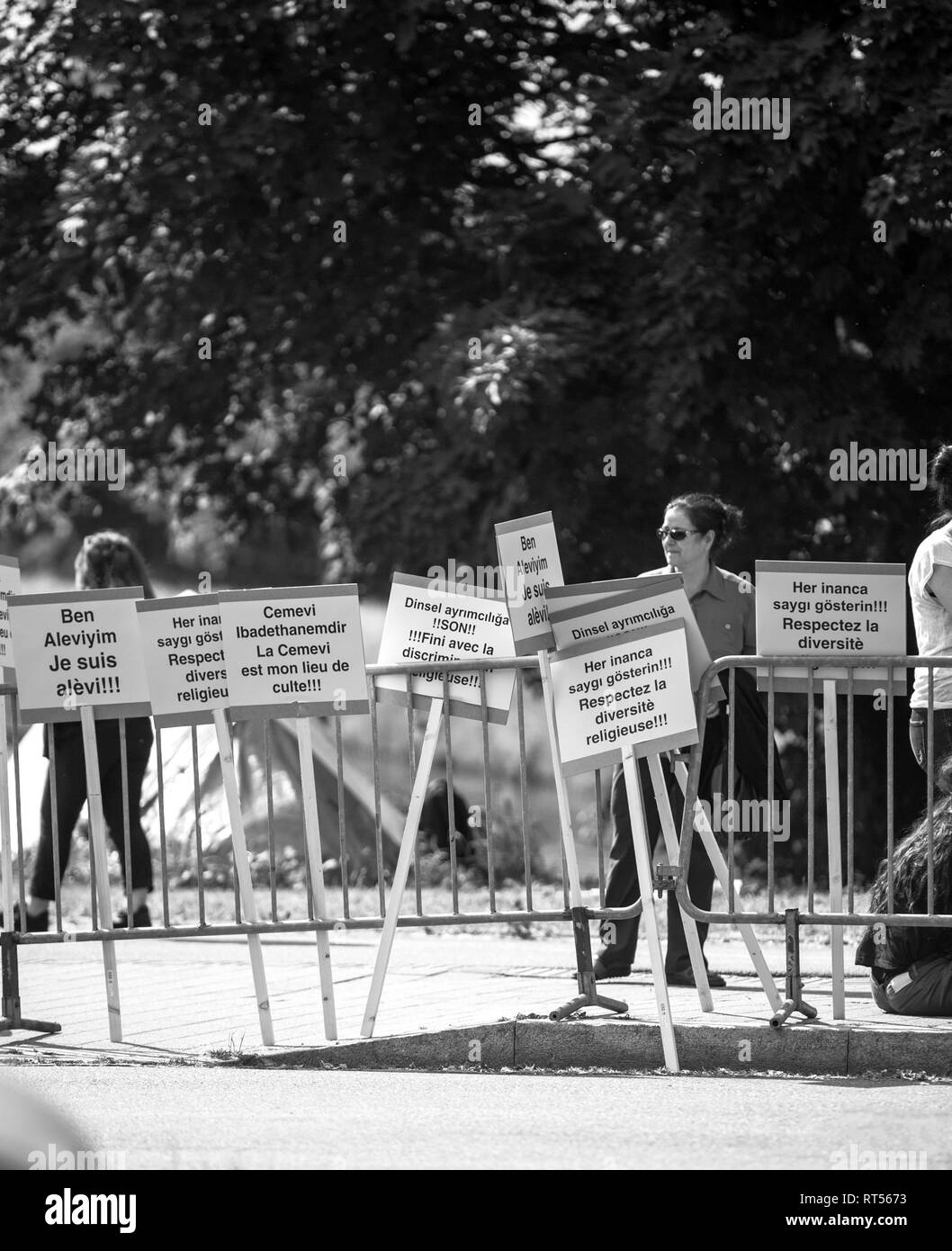 Straßburg, Frankreich - Jun 3, 2015: die Menschen protestieren auf Europäischer Gerichtshof für Menschenrechte EMRK während der Großen Kammer Anhörung konz Ablehnung der türkischen Aleviten, die staatliche Deckung der Unkosten des cemevis Stockfoto
