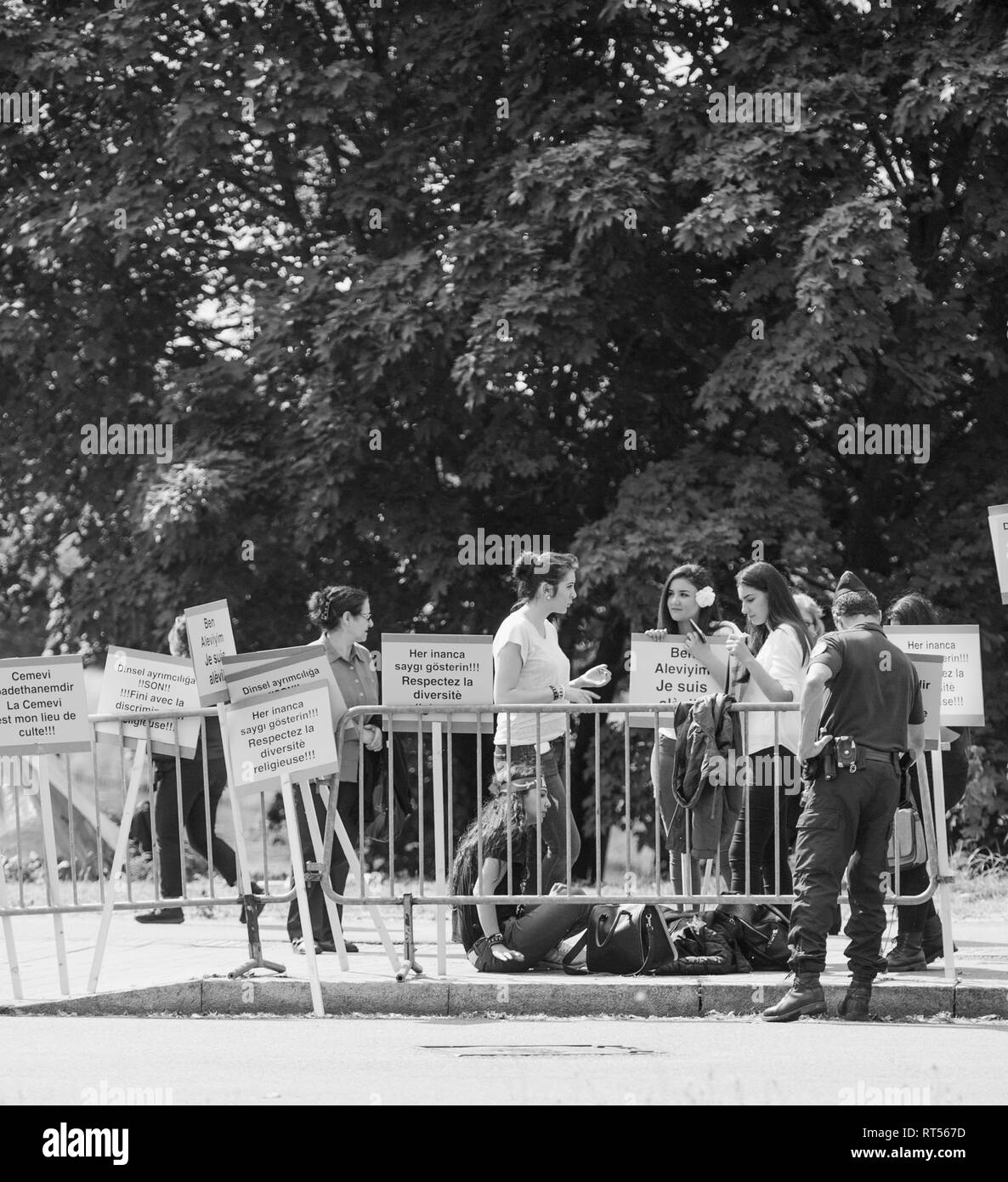 Straßburg, Frankreich - Jun 3, 2015: die Menschen protestieren auf Europäischer Gerichtshof für Menschenrechte EMRK während der Großen Kammer Anhörung konz Ablehnung der türkischen Aleviten, die staatliche Deckung der Unkosten des cemevis Stockfoto