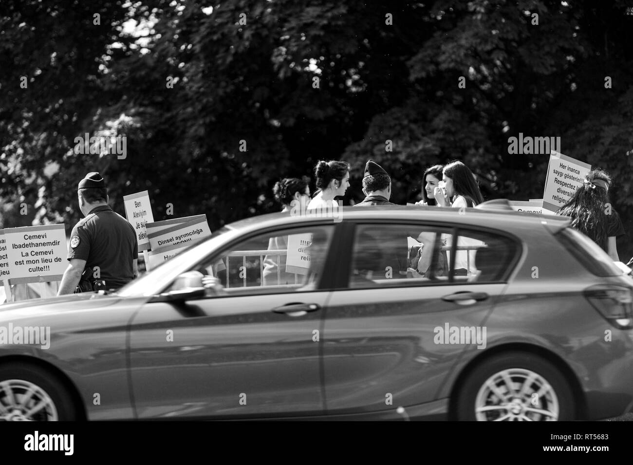 Straßburg, Frankreich - Jun 3, 2015: die Menschen protestieren auf Europäischer Gerichtshof für Menschenrechte EMRK während der Großen Kammer Anhörung konz Ablehnung der türkischen Aleviten, die staatliche Deckung der Unkosten des cemevis Stockfoto