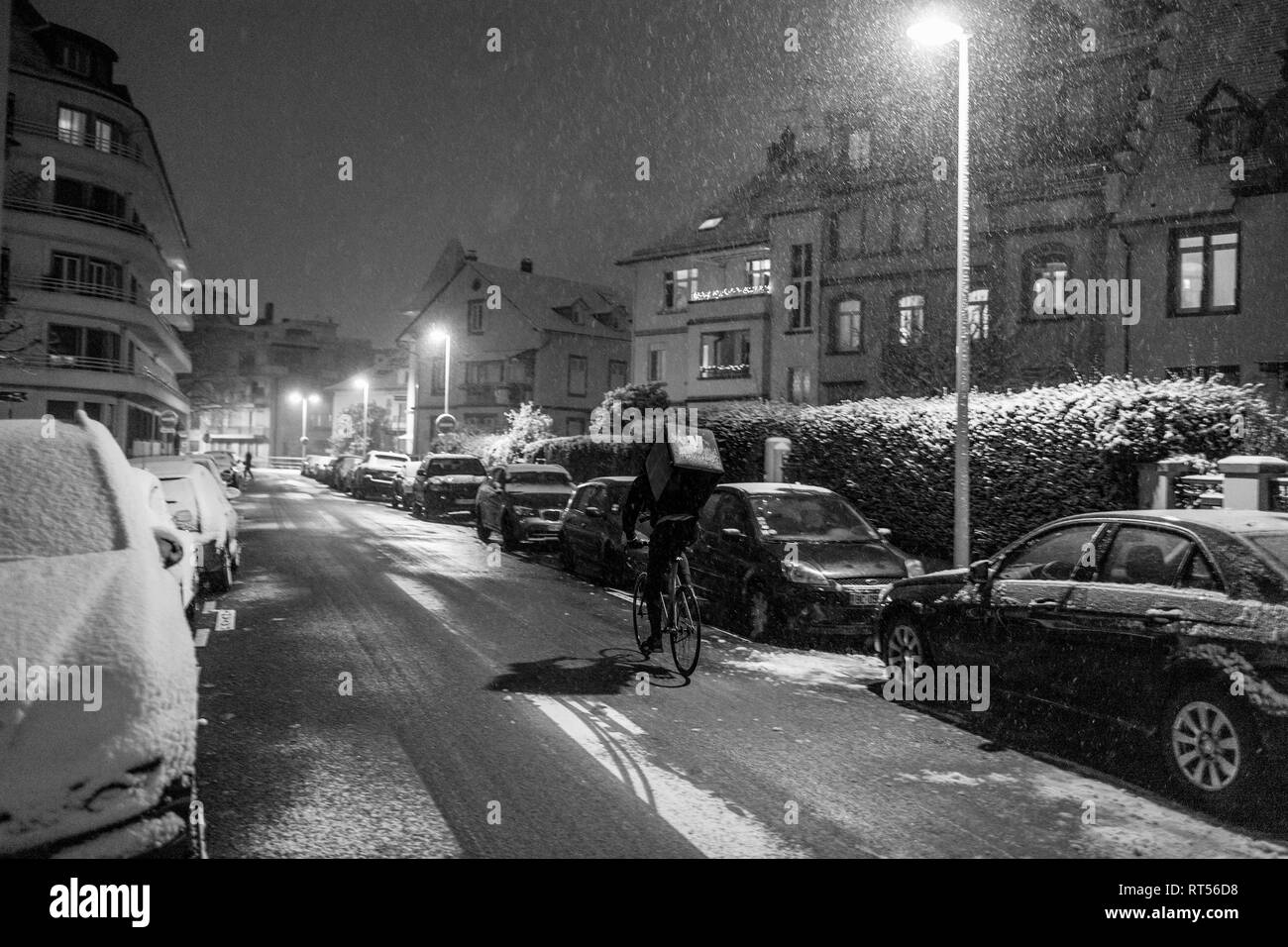 Straßburg, Frankreich - Dez 3 2017: Deliveroo Lieferung Motorrad in der französischen Stadt Radfahren schnell für Lebensmittel Lieferung auf Zeit an einem kalten Winter verschneite Nacht in Wohngegend Stockfoto