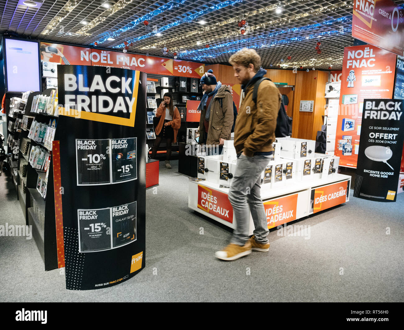 PARIS, Frankreich, 23.November 2017: Schwarzer Freitag store Shopping Tag in Frankreich, Paris mit Kunden Menschen kaufen Elektronik Gadgets im Fnac Einzelhandelskette - Apple MacBook Pro Laptop zum Verkauf Stockfoto