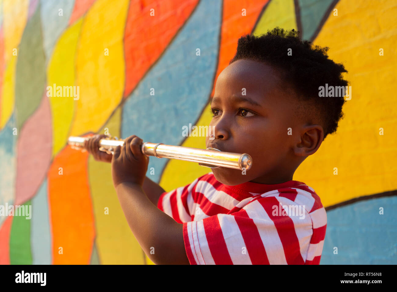 Schüler spielen Flöte Instrument in der Schule Spielplatz Stockfoto