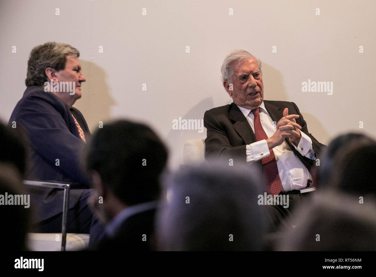 Mario Vargas Llosa während der Konferenz gesehen. Eröffnungskonferenz des 38. Ausgabe der ARCO Madrid mit Mario Vargas Llosa, der peruanische Schriftsteller gilt als einer der wichtigsten zeitgenössischen Romanciers und Essayisten. Stockfoto