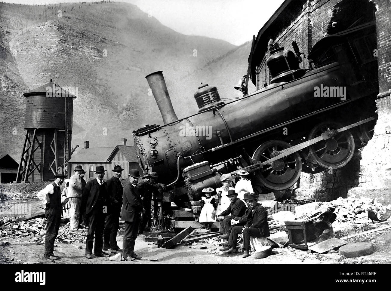 Die Zuschauer der Besuch einer zugwrack am Minturn, Colorado Roundhouse, 1913. Stockfoto