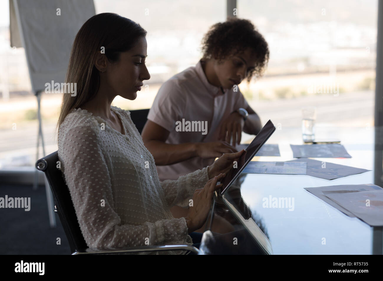 Führungskräfte arbeiten am Tisch im Konferenzraum im Büro Stockfoto