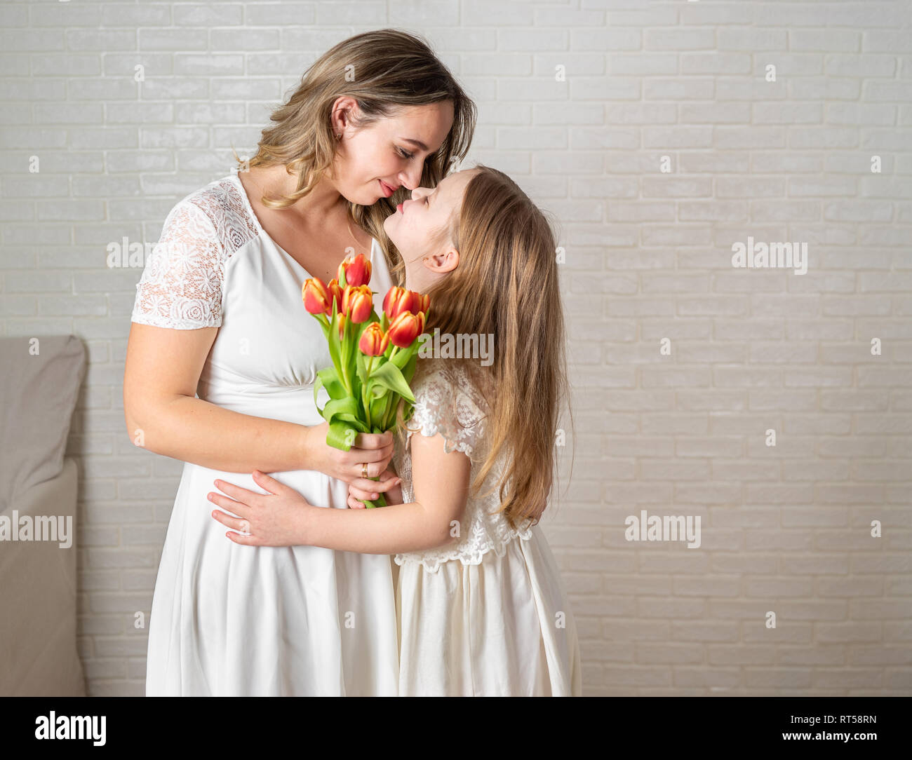 Tochter und Mutter einander mit der Liebe. Familienkonzept Stockfoto