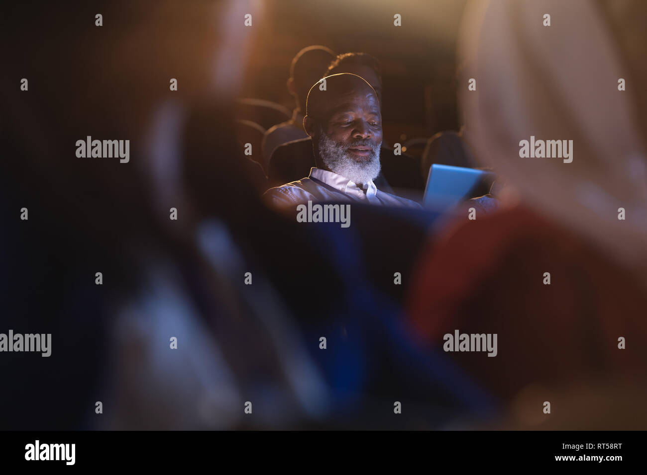 Unternehmer suchen Bei digital tablet, während im Hörsaal sitzen Stockfoto