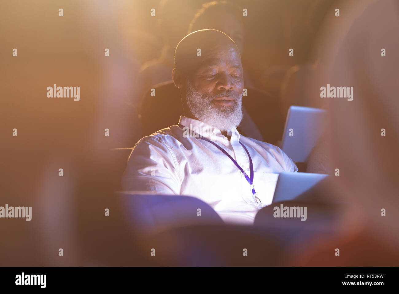 Unternehmer suchen Bei digital tablet, während im Hörsaal sitzen Stockfoto