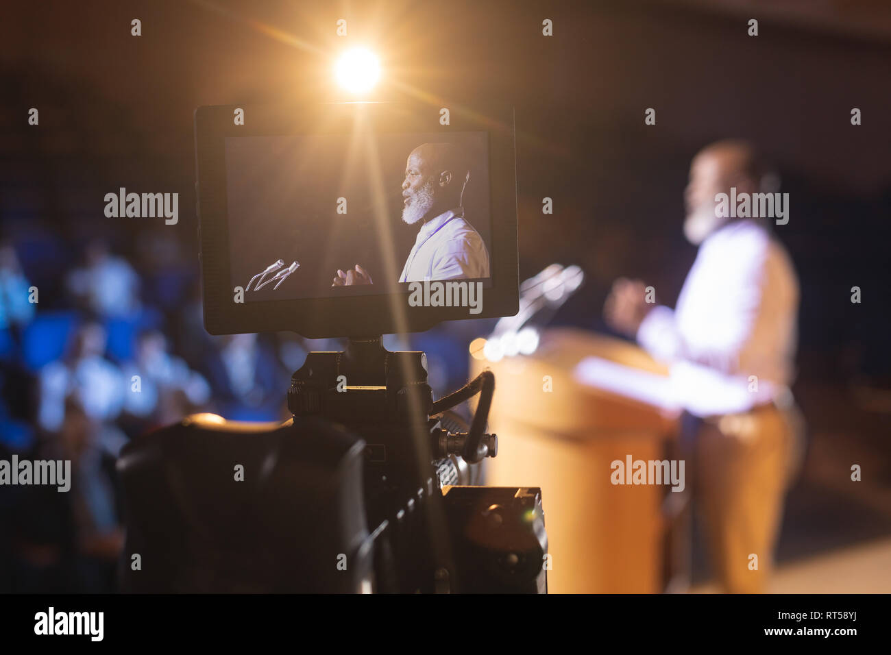 Kamera Aufzeichnung Geschäftsmann, Rede im Auditorium Stockfoto