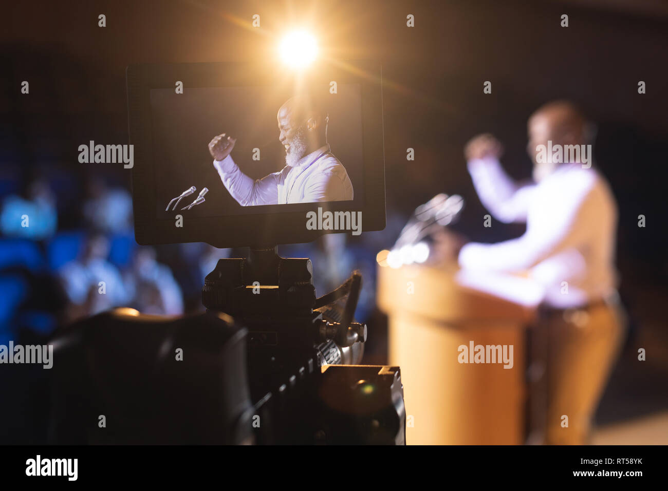 Kamera Aufzeichnung Geschäftsmann, Rede im Auditorium Stockfoto