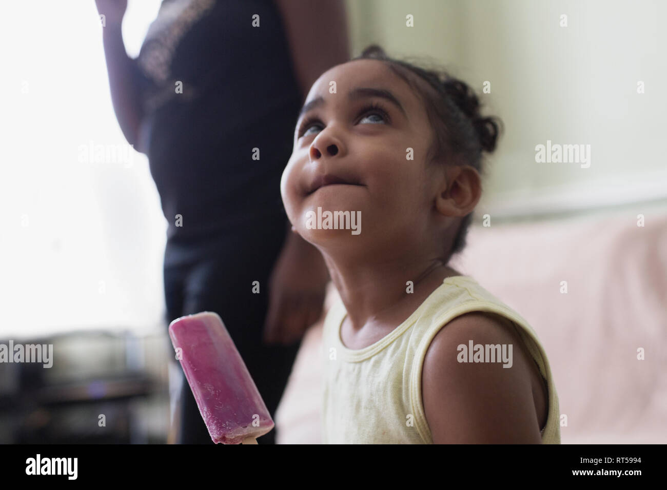 Niedliches kleinkind Mädchen Essen gewürzt Eis Stockfoto