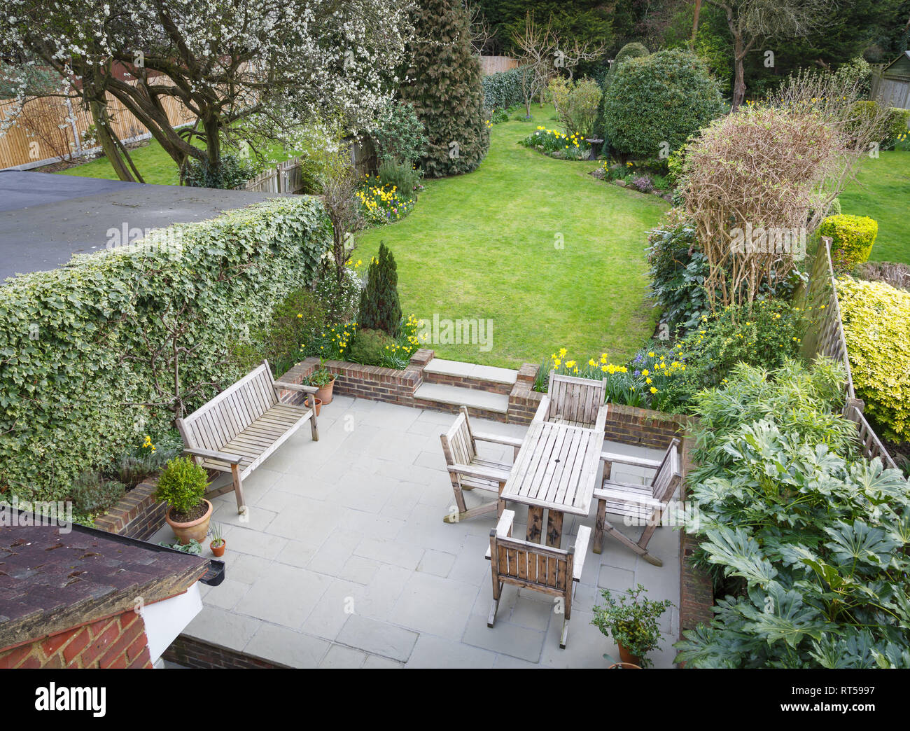 Ansicht eines typischen suburbanen Garten mit Gartenmöbeln in Pinner, London, UK Stockfoto