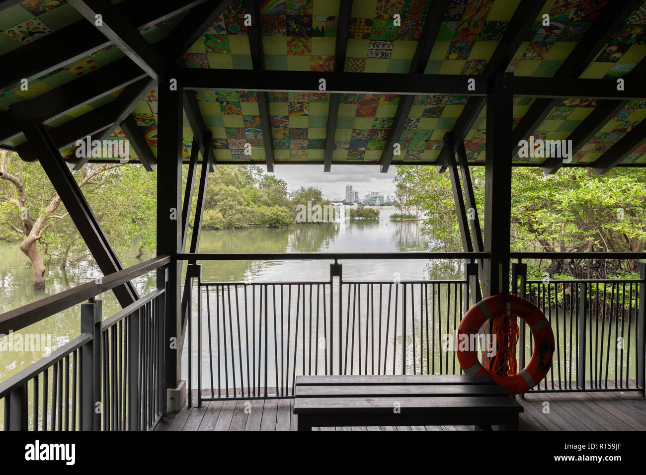 Singapur - Dezember 2018: Blick auf die wunderschöne Natur von der Innenseite der Mangrove Walk Pavillon, Sungei Buloh. Stockfoto