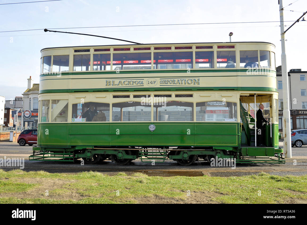 Blackpool heritage Straßenbahn 147, die an der Küste Stockfoto