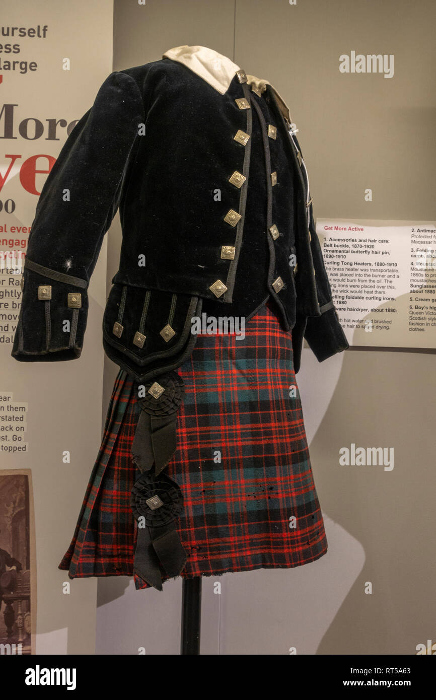 Ein jungen Highland Anzug aus 1865-1910 (Victorian), York Castle Museum, York, Yorkshire, Großbritannien. Stockfoto