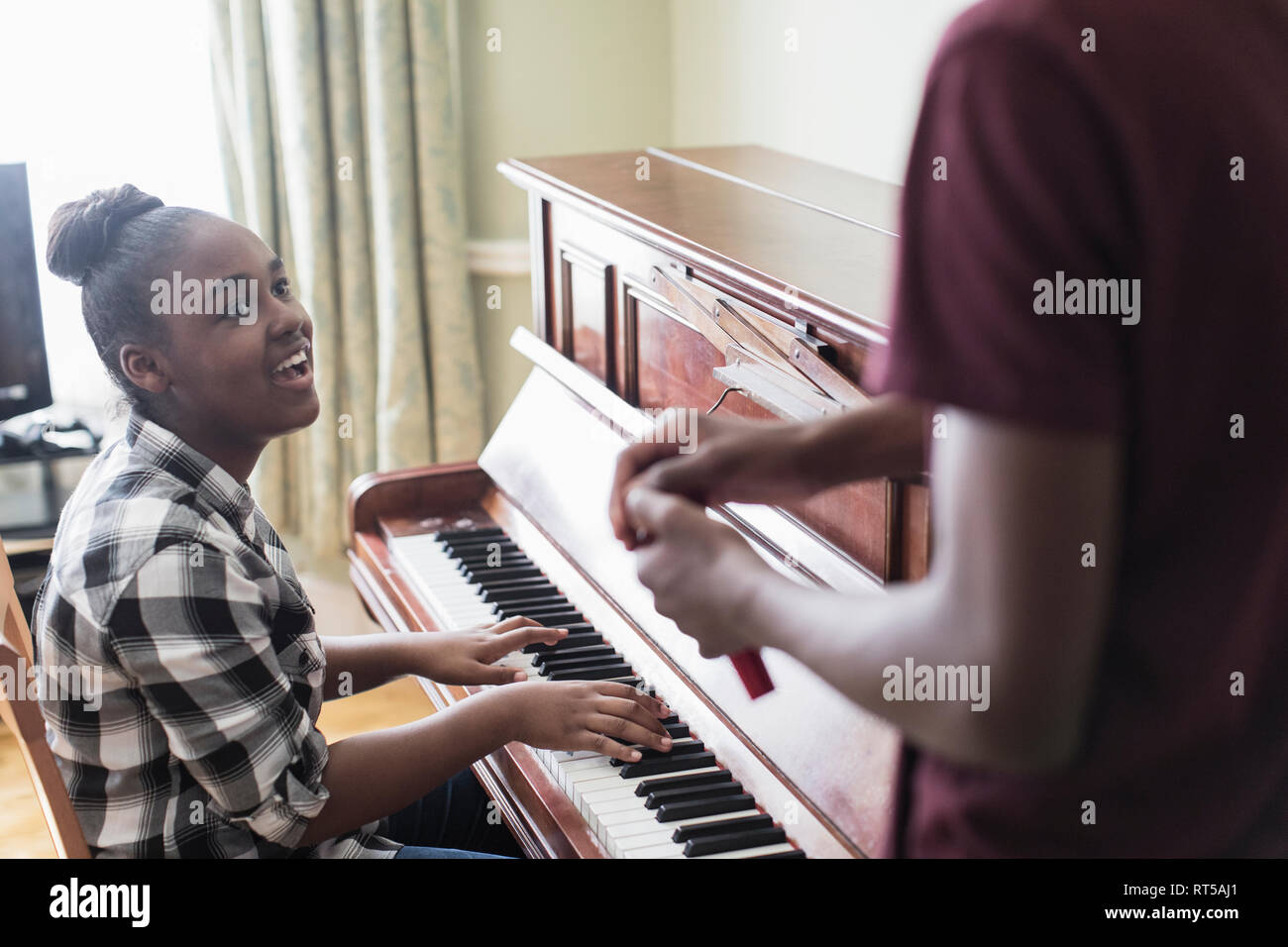 Lächelnd tween girl Klavier spielen Stockfoto