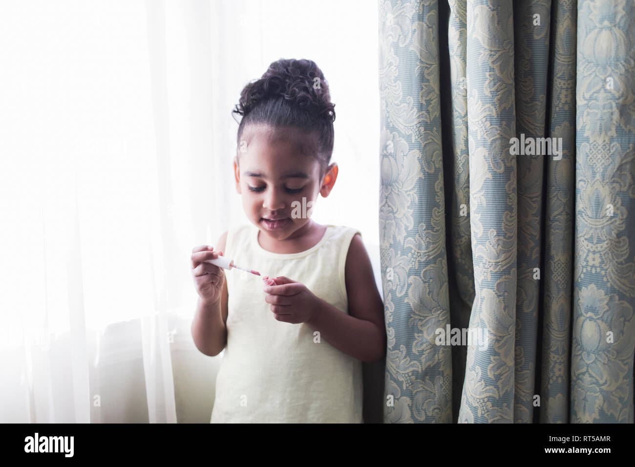 Kleinkind Mädchen mit Lip Gloss Stockfoto