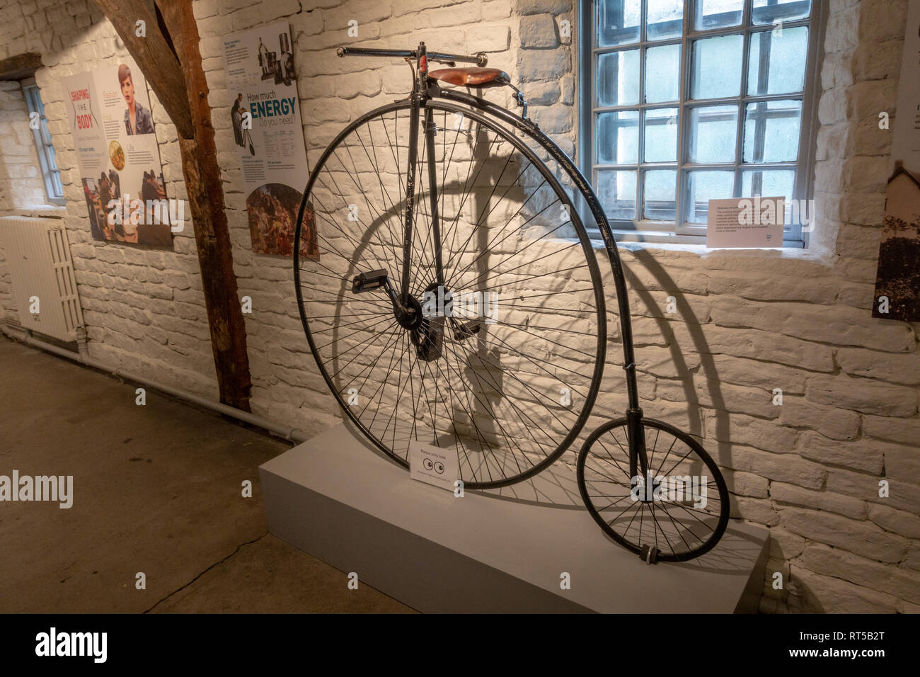 Ein normales Fahrrad von 1870-80 (oder Penny Farthing), York Castle Museum, York, Yorkshire, Großbritannien. Stockfoto