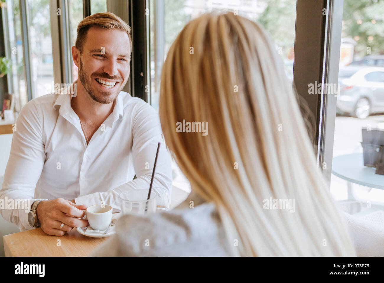 Glücklich Mann an Frau in einem Café auf der Suche Stockfoto