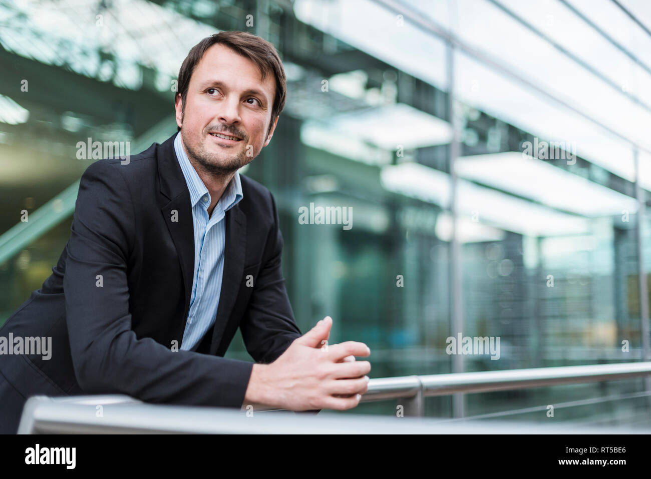 Unternehmer warten am Flughafen, schiefen Zusatzscheinwerfer auf dem Dach Stockfoto