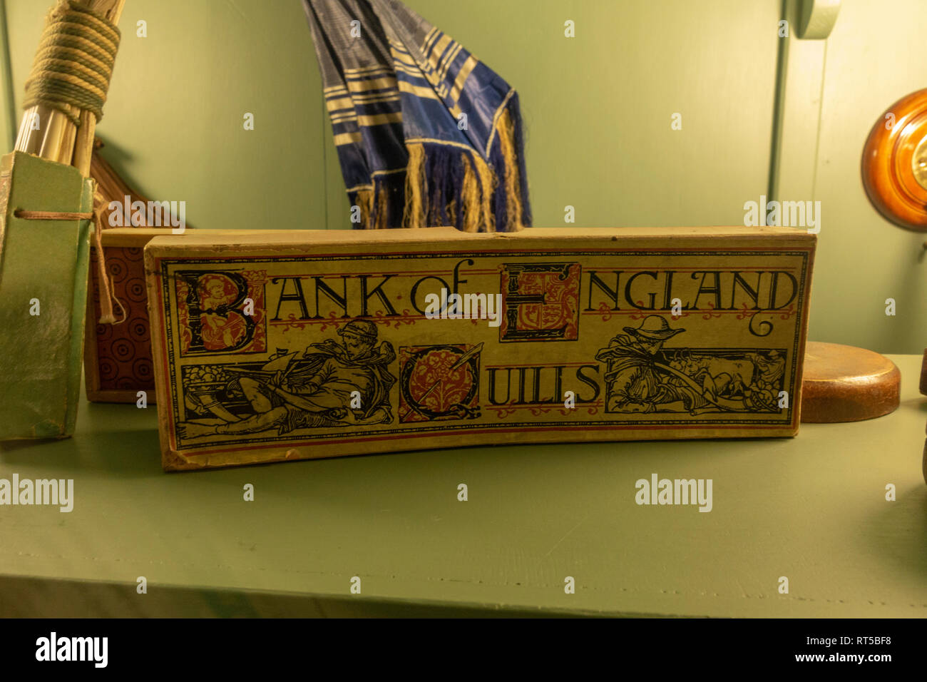 Eine Box mit der Bank von England, die Lagerträger auf Anzeige in der kirkgate Papeterie, York Castle Museum, York, Yorkshire, Großbritannien. Stockfoto