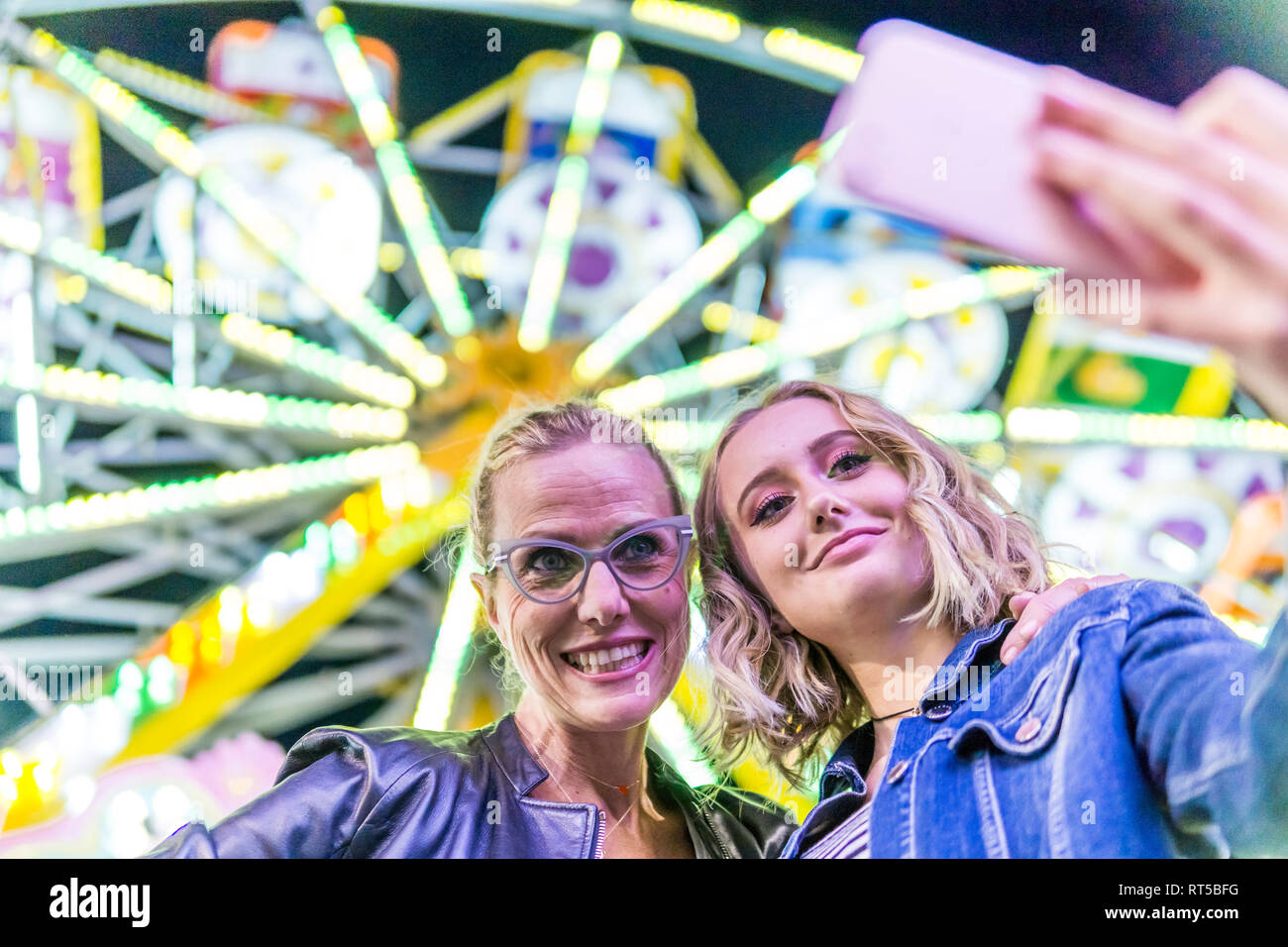 Portrait von Mutter und Tochter unter selfie vor Big Wheel zu fairen Stockfoto