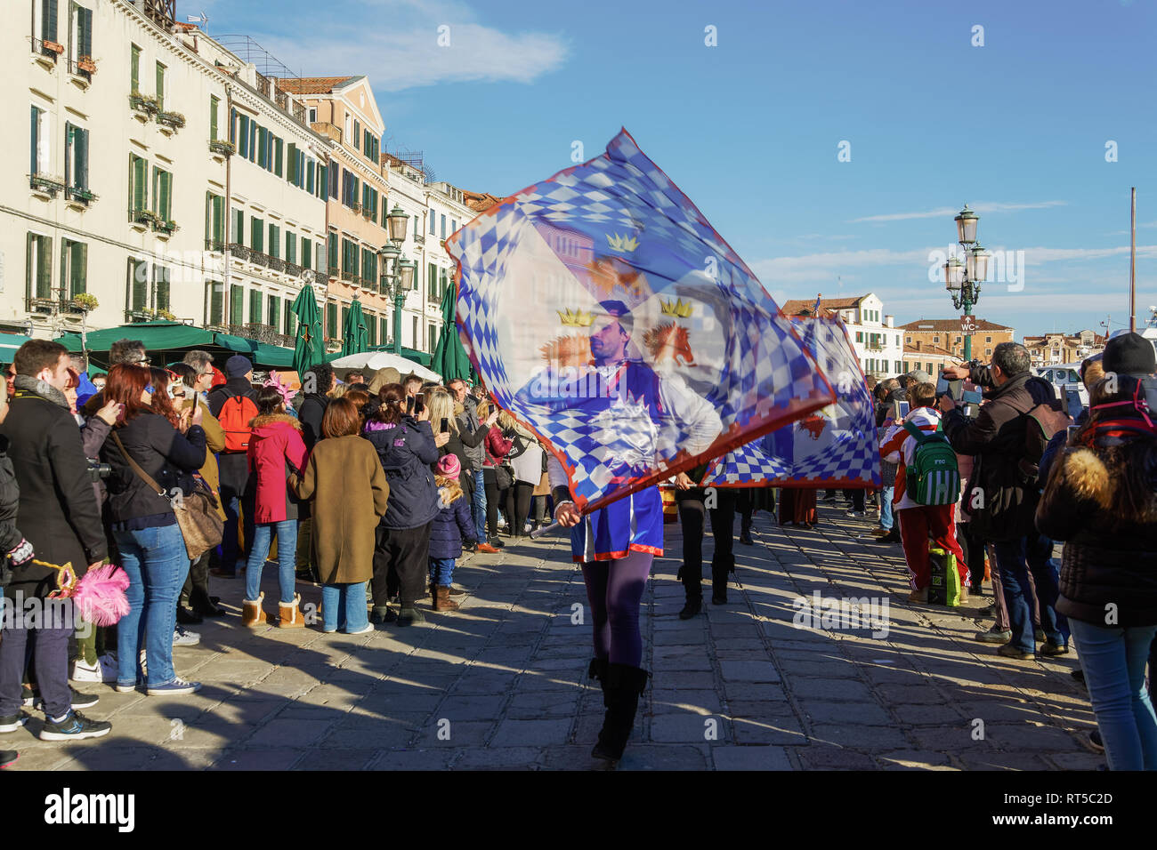 Venedig, Italien Karneval Festa delle Marie walking Parade. Fest der Marie Begleitung von Gruppen in Kostümen vor der Masse an 2019 Karneval. Stockfoto