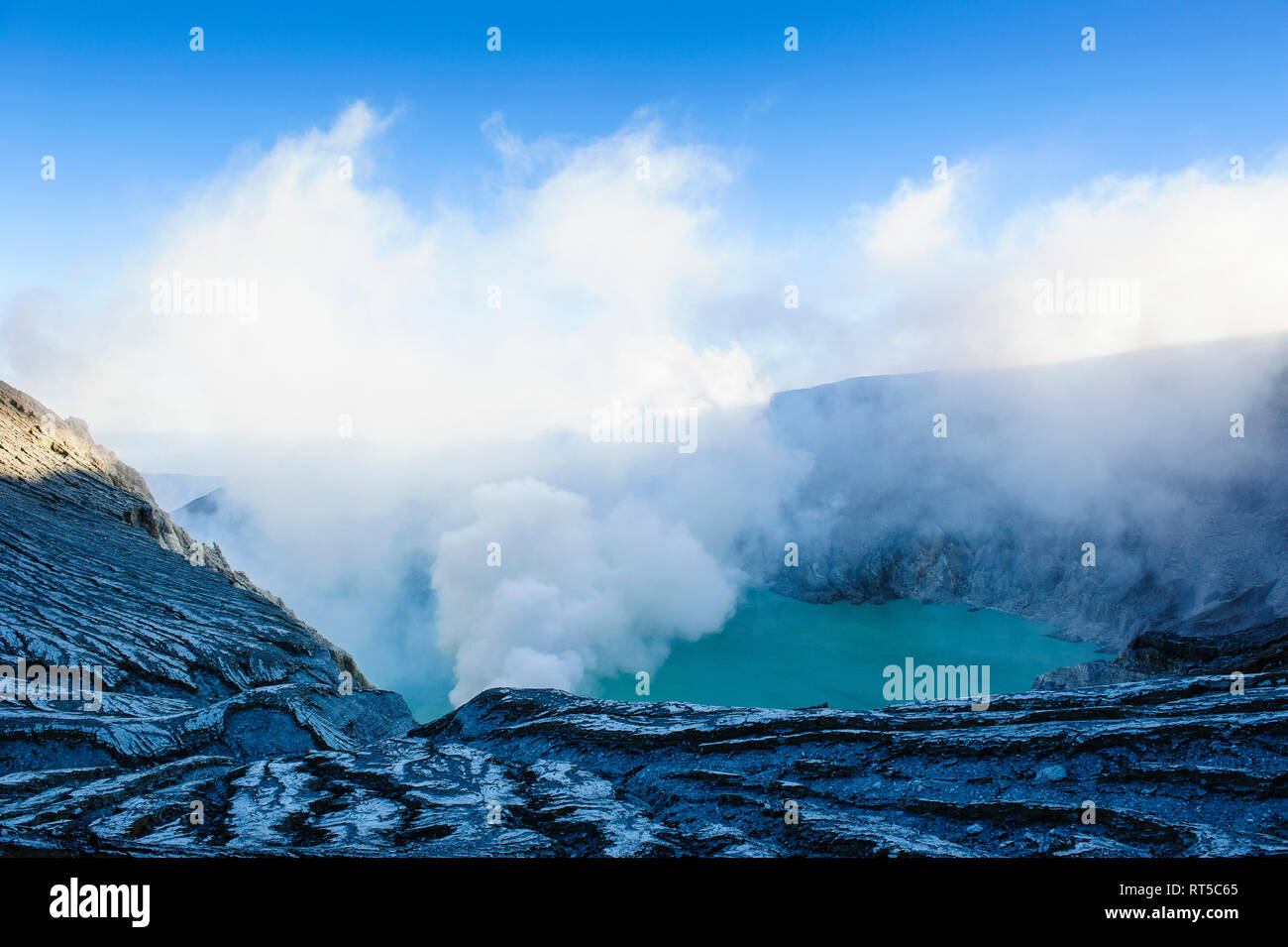 Indonesien, Java, Ost Java, dampfende Schwefel in die Säure Ijen Kratersee Stockfoto