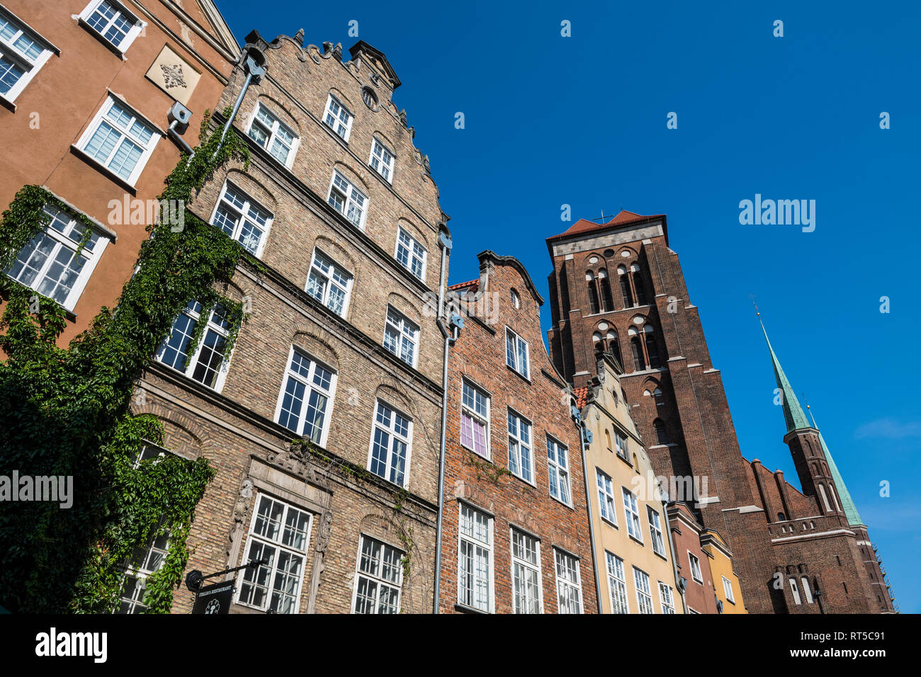 Polen, Danzig, Hanse Häuser mit Saint Mary's Church Stockfoto