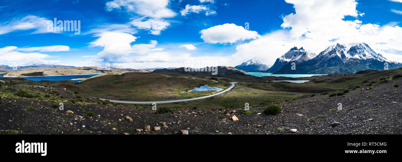 Chile, Patagonien, Torres del Paine Nationalpark, Cerro Paine Grande und Torres del Paine, Lago Nordenskjold Stockfoto