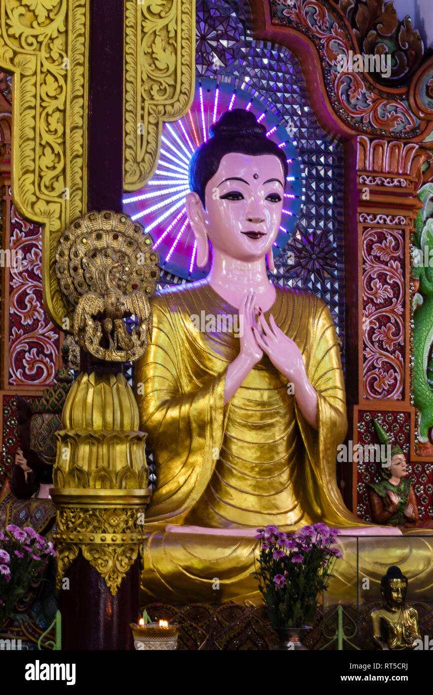 Buddha mit Mudra (Geste), Dhammikarama Burmese Buddhist Temple, Georgetown, Penang, Malaysia. Stockfoto