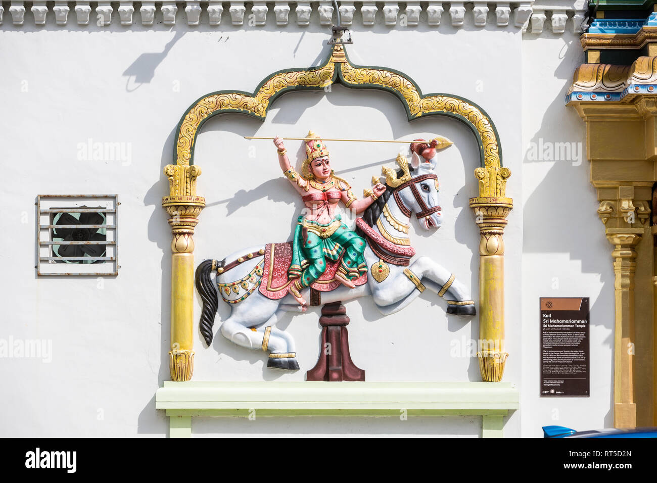 George Town, Penang, Malaysia. Hinduistische Gottheiten auf der Fassade von Sri Maha Mariamman Hindu Tempel. Stockfoto