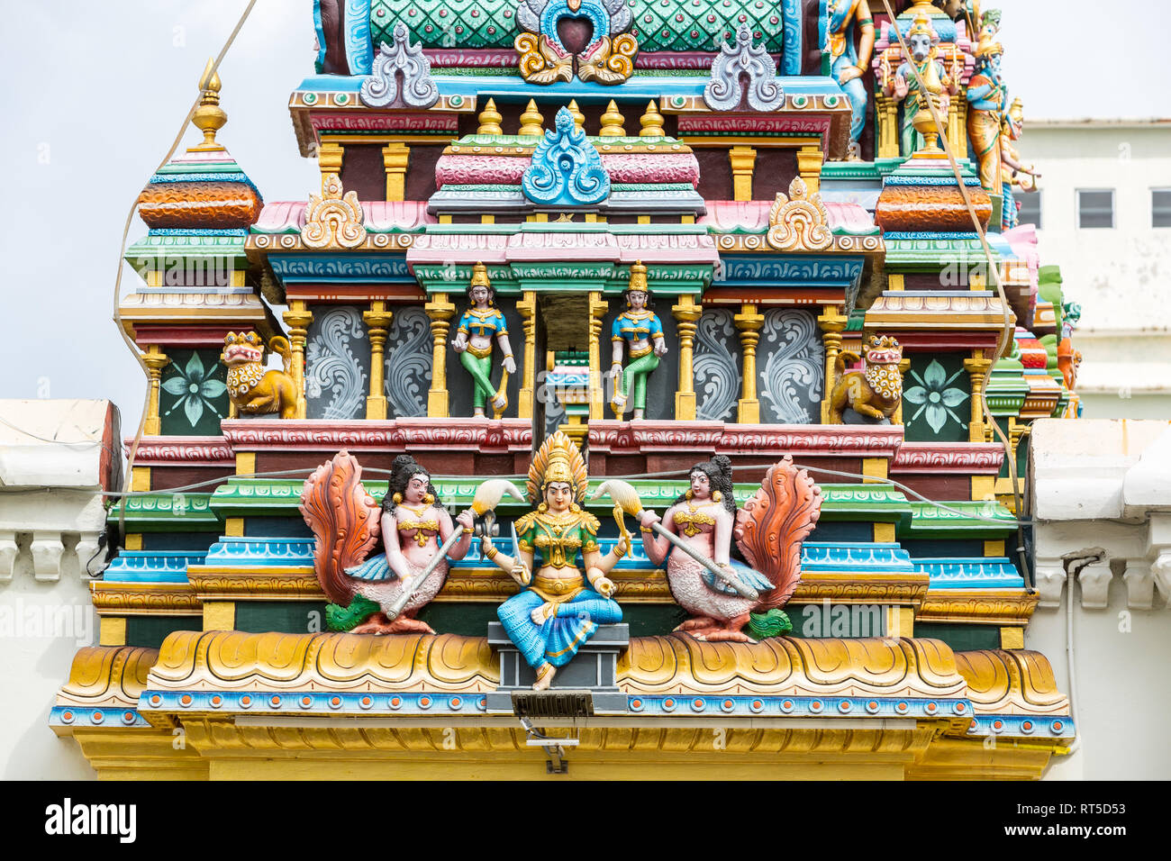 George Town, Penang, Malaysia. Hinduistische Gottheiten auf Eingang Turm (gopuram) von Sri Maha Mariamman Hindu Tempel. Stockfoto