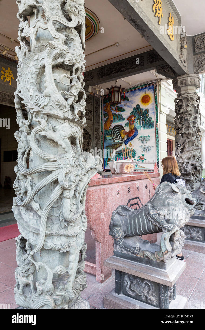 George Town, Penang, Malaysia. Geschnitzte Säule am Eingang der Yap Ancestral Tempel, Choo Chay Keong. Stockfoto