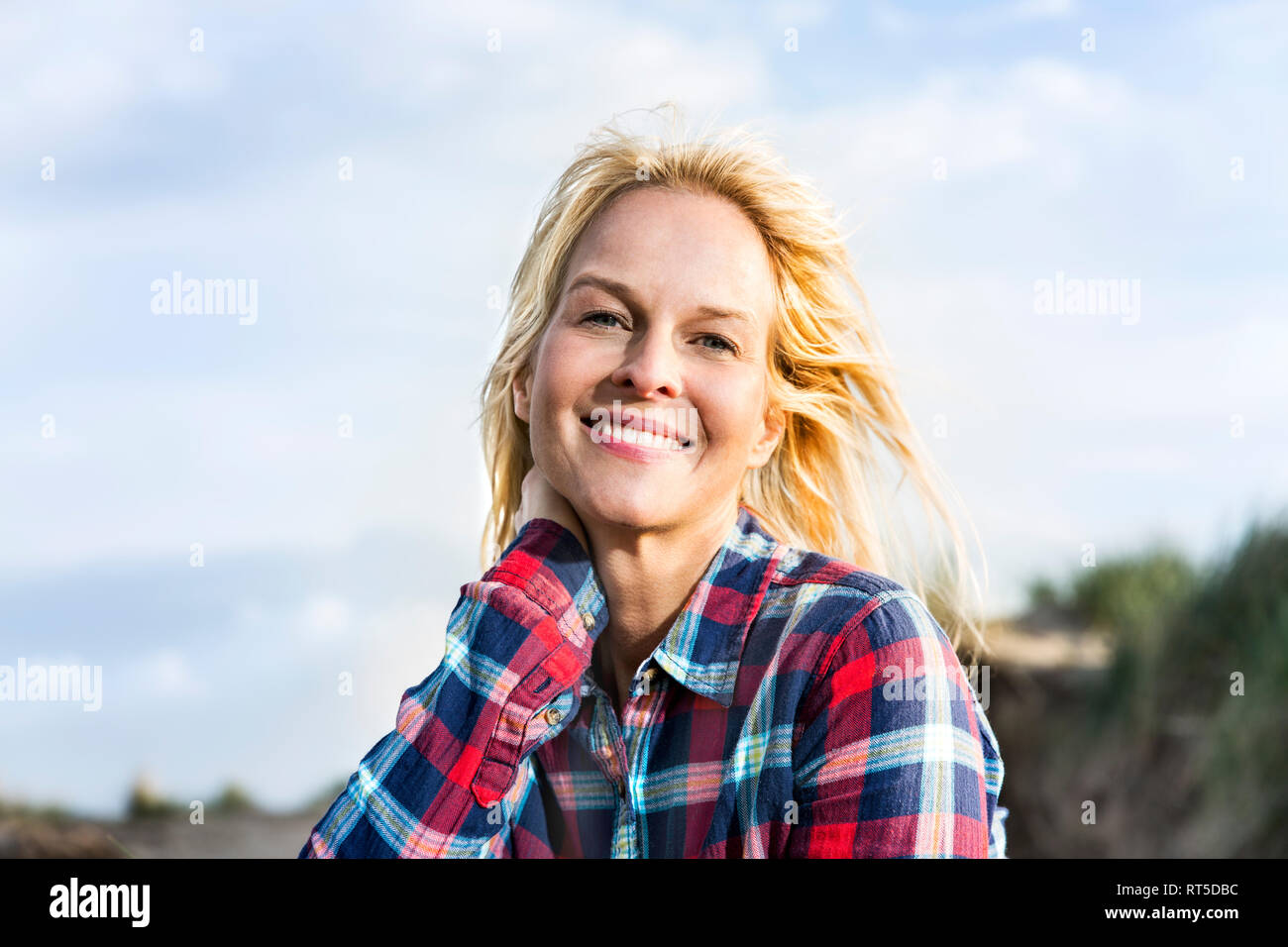 Porträt der lächelnde Frau in den Dünen Stockfoto