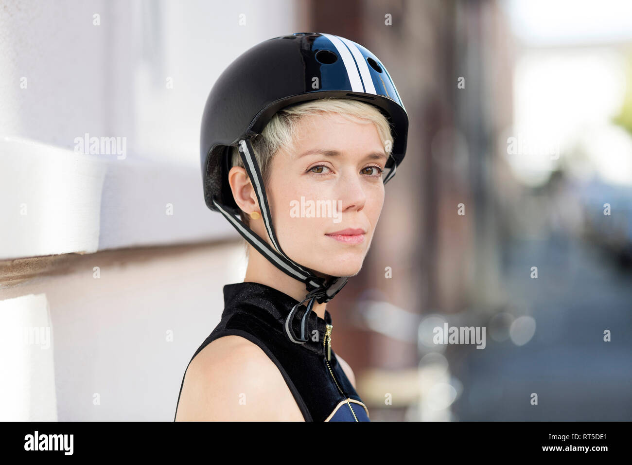 Frau mit Radhelm Stockfoto