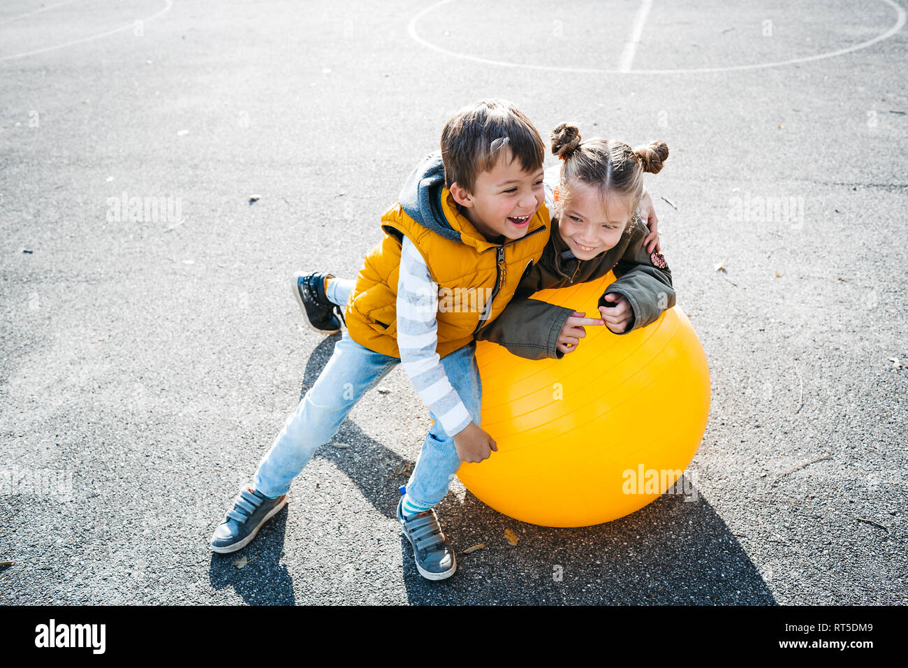 Zwei kleine Kinder Spaß mit Gymnastikball Stockfoto